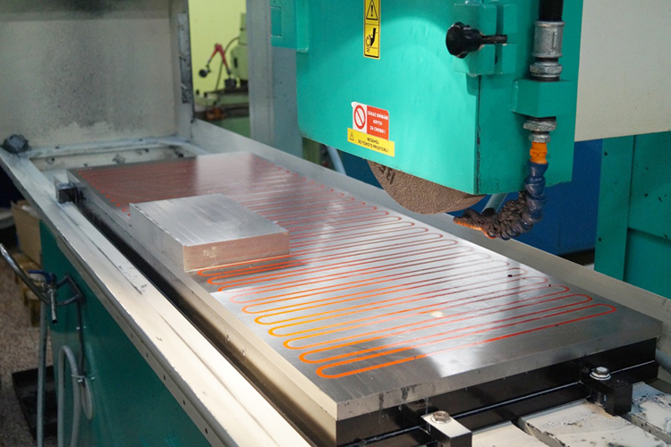 Use of magnetic chuck Elmag Compact